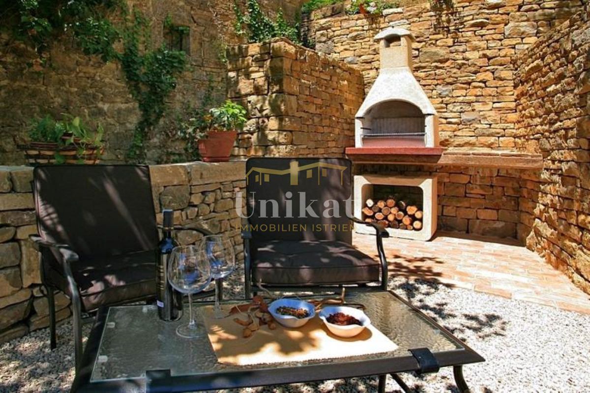 Prenovljena kamnita hiša s bazenom in pogledom na Motovun